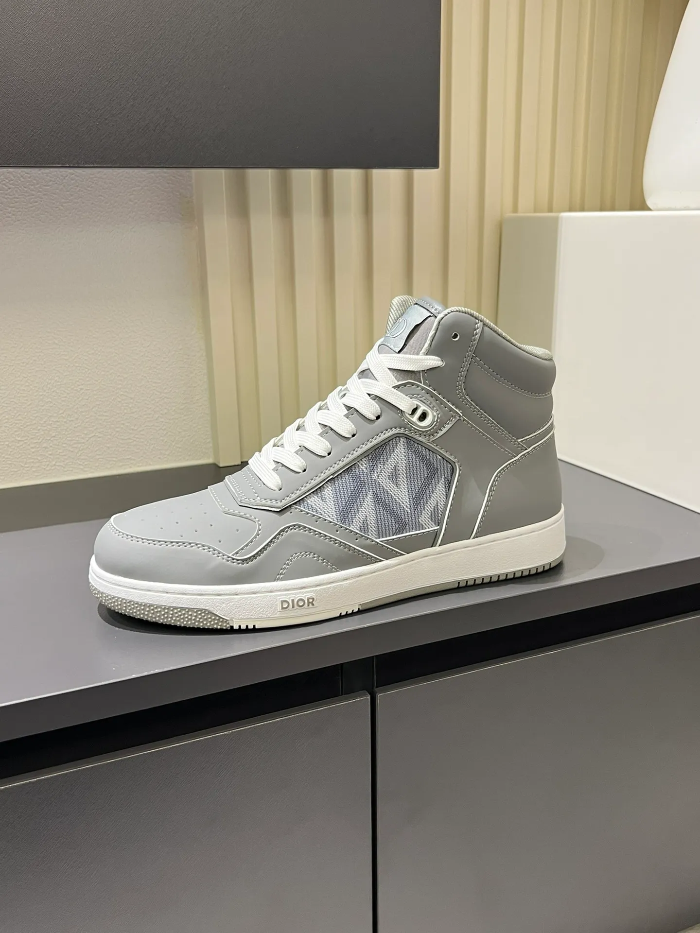 Men's shoes 💰p460 "Dio*" mid-top B27 casual sneakers. This B27 high-top sneaker is a new product in the series and continues Di*r's classic style. Crafted from gray and white smooth calf leather with beige and black Oblique print panels on the sides. The "CD Icon" shaped shoelace eyelets are clever and delicate, and the two-color rubber sole, rear collar and heel are all equipped with the brand's iconic details to enhance the style. Oblique printed straps at the ankle allow for an adjustable fit to complement the overall design. Fashionable and versatile, it can complement any look. Create an exquisite design with unique dynamic vitality and modern atmosphere, presented in low-top and high-top styles. This new must-have shoe adds a new dimension to Dior's archive heritage, embodying modern elegance. Purchase the original version and make it 1:1. If you need top quality, please come to me! Male 38-44!